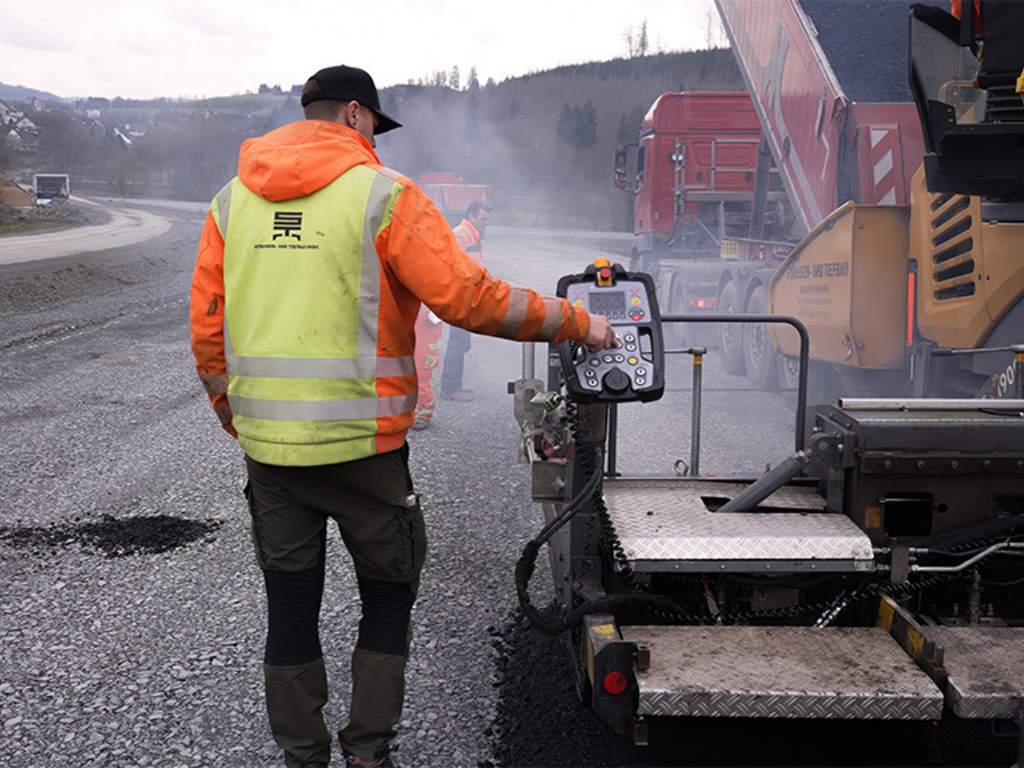 Trimble Roadworks Fertiger mit Bohlenbreitensteuerung und automatischer Richtungssteuerung