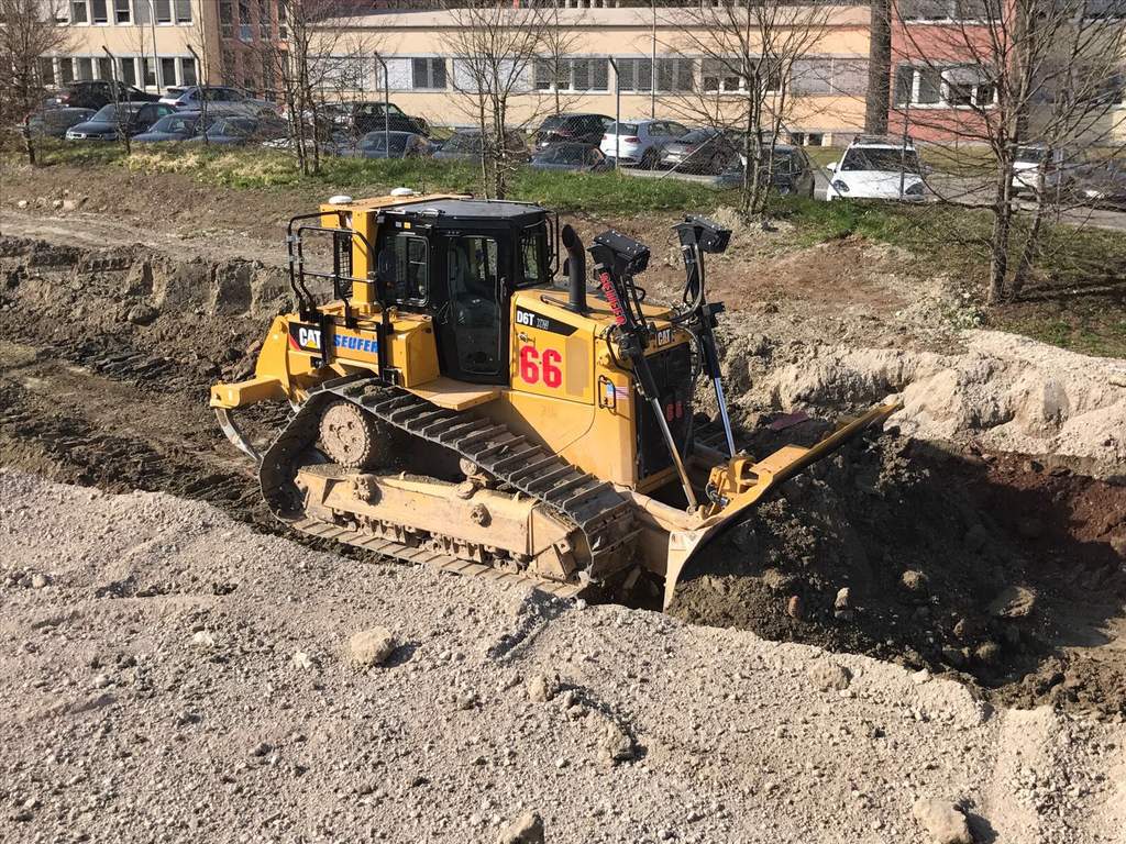 CAT Dozer: Planum schieben