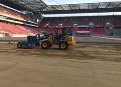 Krings Erdbau - neue Spielfläche im Kölner Rheinenergiestadion mit Radlader und UTS