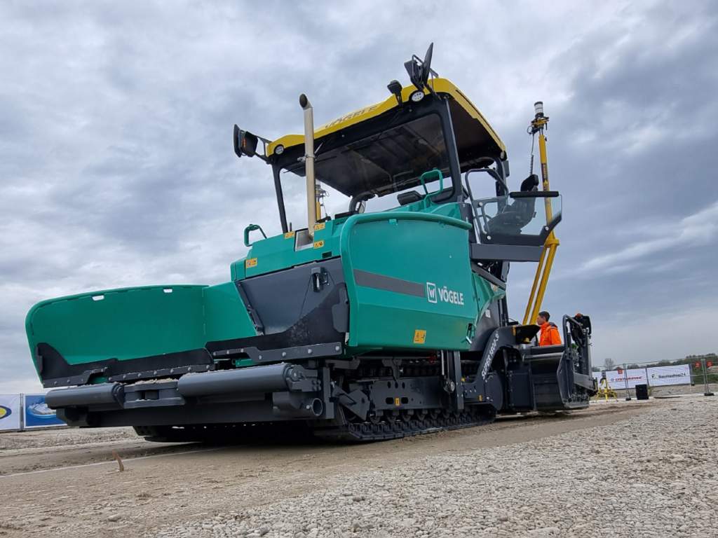 Vögele Fertiger mit Trimble Roadworks 3D mit automatischer Horizontallenkung und Bohlenbreitensteuerung