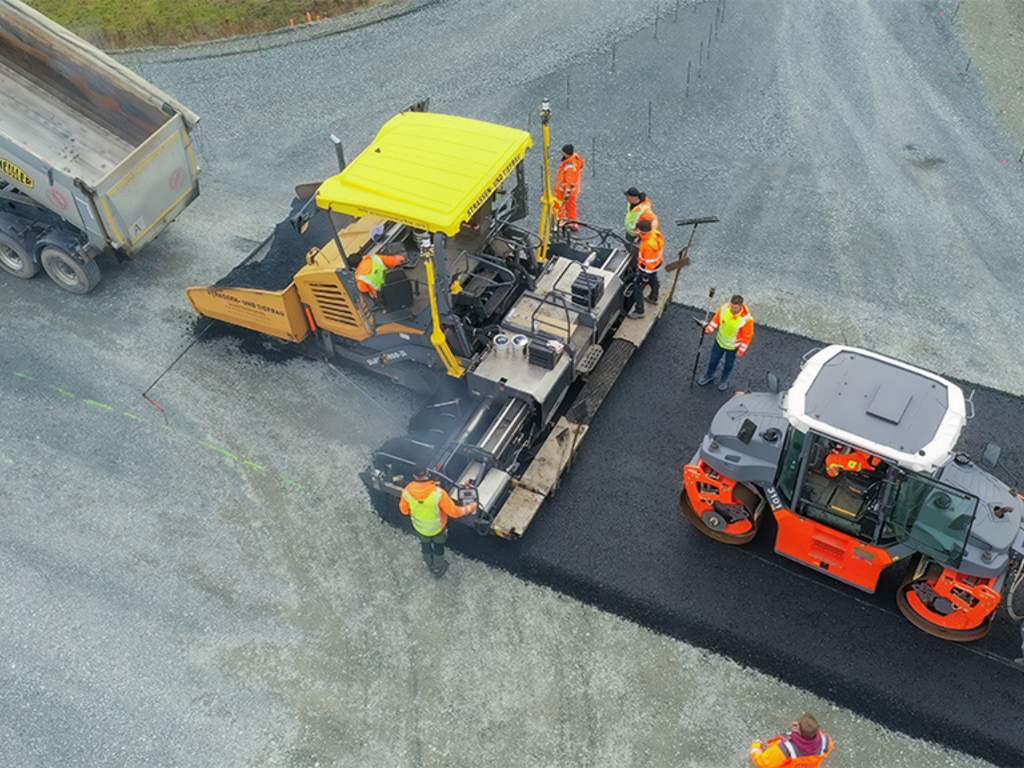 Trimble Roadworks Fertiger mit Bohlenbreitensteuerung und automatischer Richtungssteuerung