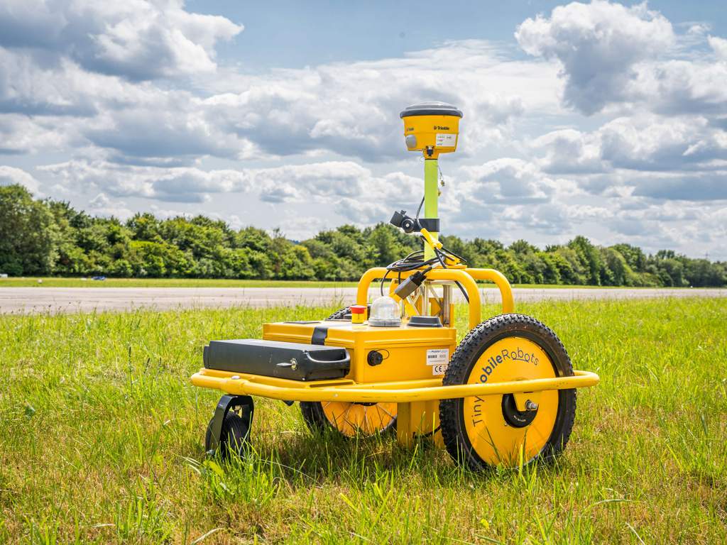 Der TinyS bei der Markierung der Messpunkte auf dem Flugplatz