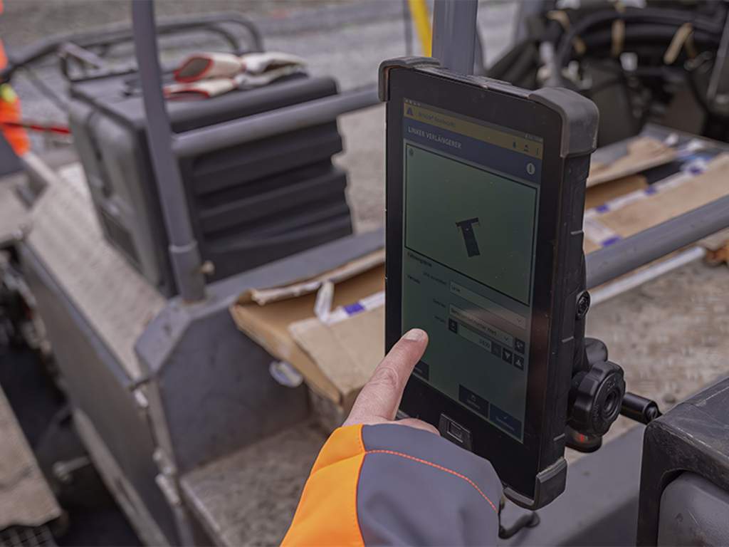 Trimble Roadworks Fertiger mit Bohlenbreitensteuerung und automatischer Richtungssteuerung