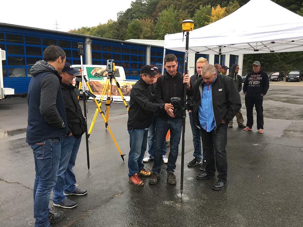 Mit dem Robotiktachymeter Trimble SPS930 zur Baustellenvermessung und Maschinensteuerung und dem Handroverstab Trimble SPS985 GNSS kann die Position präzise bestimmt werden und der Baustellenleiter den Baufortschritt schnell und zuverlässig überprüfen