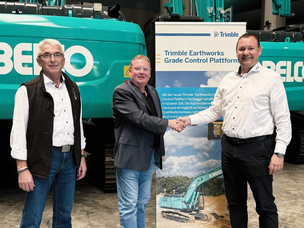 V.l.n.r: Hubert Prem (Key Account Manager SITECH), Michael Ellinger (Geschäftsführender Gesellschafter EMB), Bernhard Linßen (Bereichsleiter Key Account / OEM SITECH)