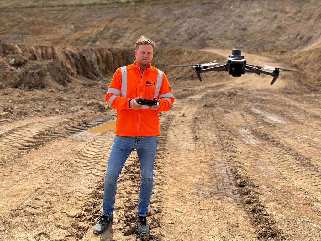 Projektleiter Nils Hochstein lässt die Drohne aufsteigen