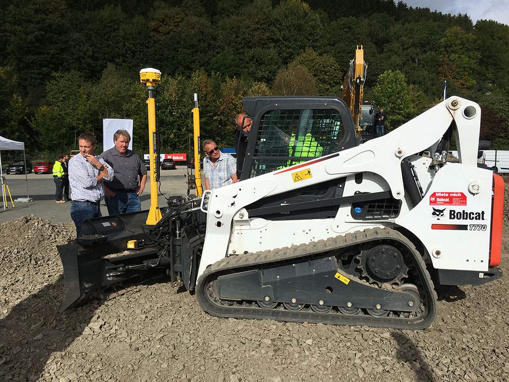 Der mit der 2D- und 3D-Steuerung Trimble GCS900 ausgestattete Bobcat-Deltalader erstellt die ge-plante Geländekontur in nur einem Arbeitsgang.